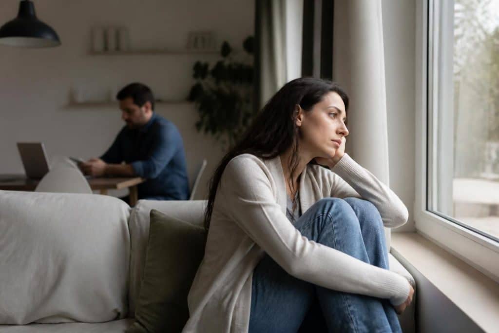 découvrez comment comprendre les raisons de la sensation d'abandon dans votre couple et apprenez des stratégies efficaces pour agir et renforcer votre relation.