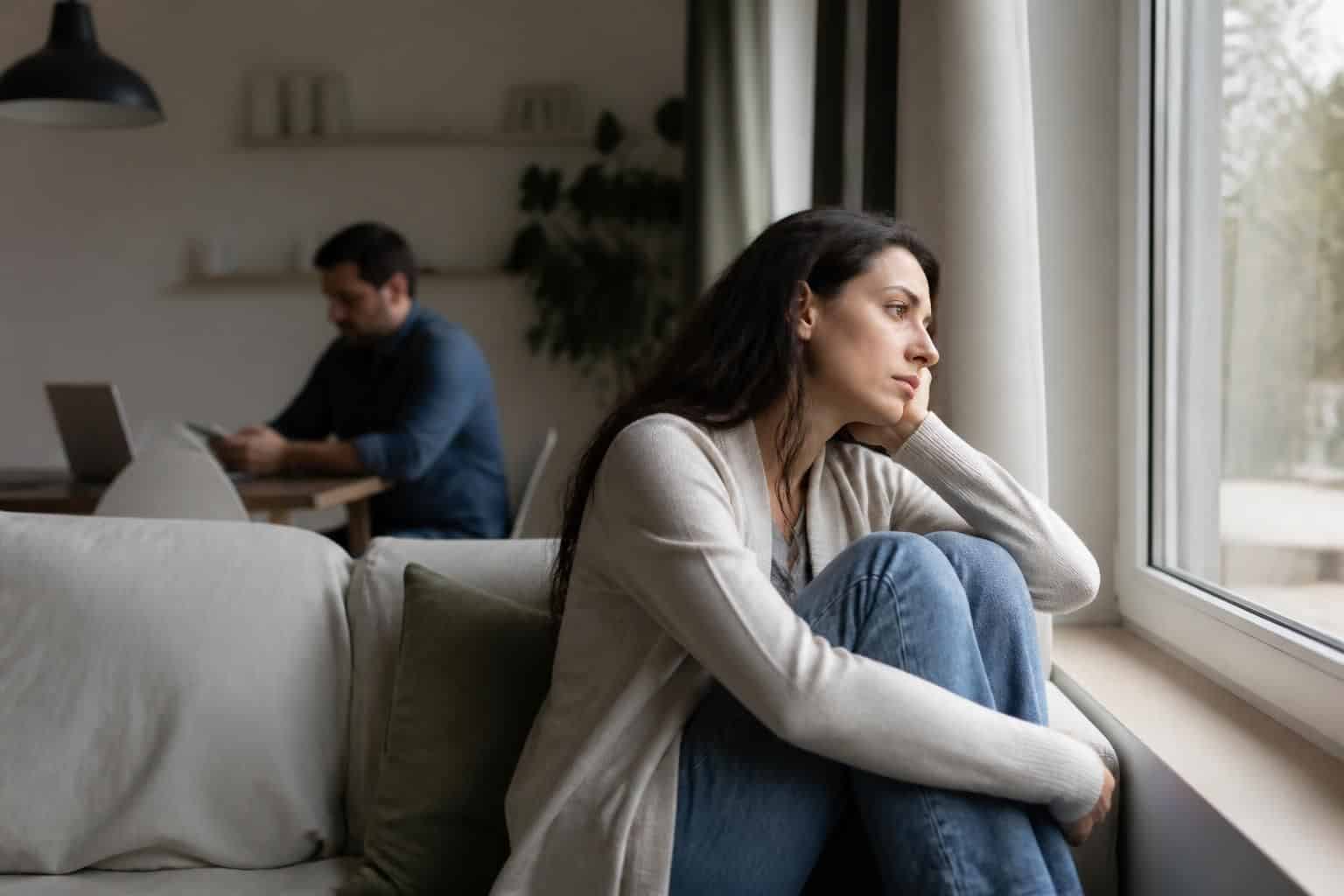 découvrez comment comprendre les raisons de la sensation d'abandon dans votre couple et apprenez des stratégies efficaces pour agir et renforcer votre relation.