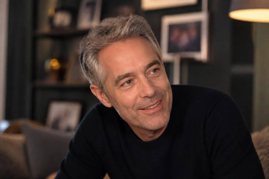 découvrez tout sur la vie amoureuse de yann barthès, son compagnon et leur histoire.