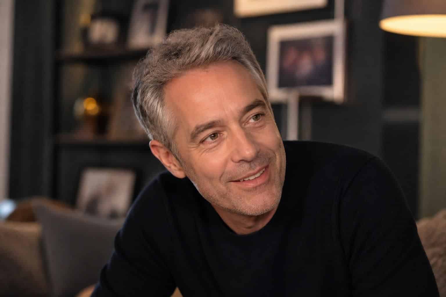 découvrez tout sur la vie amoureuse de yann barthès, son compagnon et leur histoire.